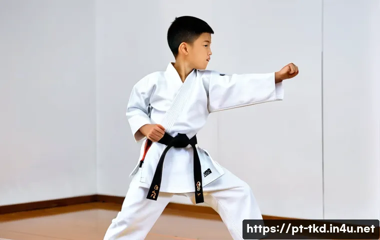 태권도 유단자와 유급자 차이 - A young taekwondo practitioner wearing a traditional white dobok with a colored belt, practicing bas...